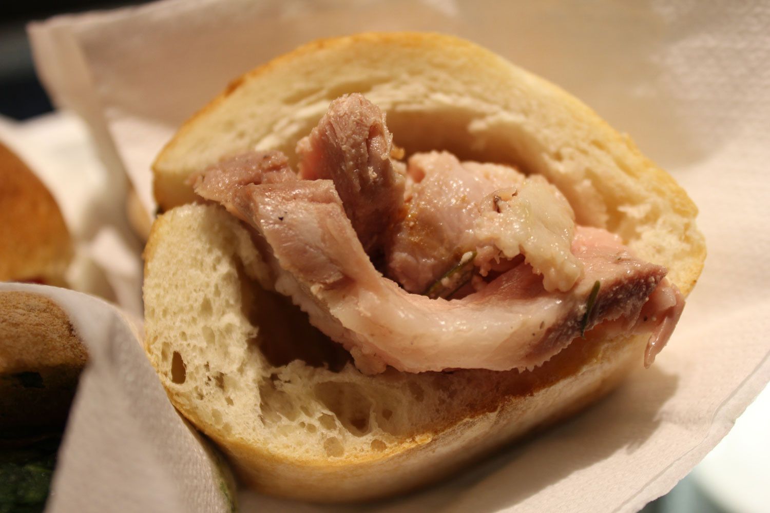 Cibo di strada, panino con porchetta