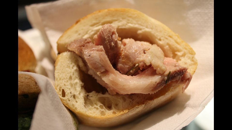 Cibo di strada, panino con porchetta
