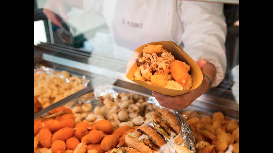 Quasi due italiani su tre hanno consumato cibo di strada nel 2016 con la domanda che cresce con l'arrivo dell'estate perche' concilia la praticita' con il costo contenuto, ma anche perche' rappresenta una forma di vendita particolarmente apprezzata dai turisti. &nbsp;il cibo preferito va dalla piadina agli arrosticini fino alle arancine, poi c'e' quello internazionale come gli hot dog e e per finire i cibi etnici come il kebab.