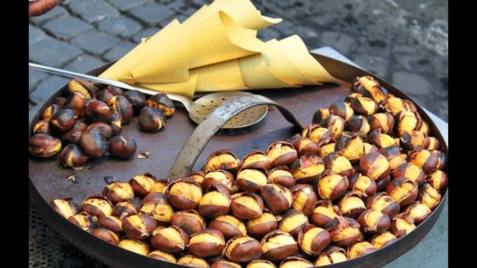 &nbsp;Cibo di strada, le caldarroste