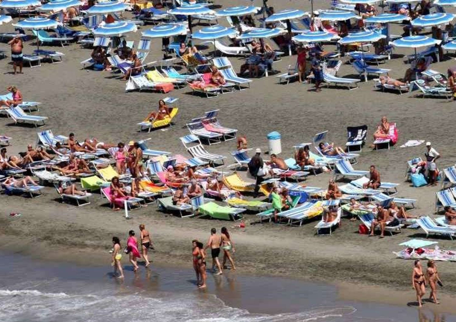 Estate: 76% italiani fara' vacanze nella Penisola, 66% al mare