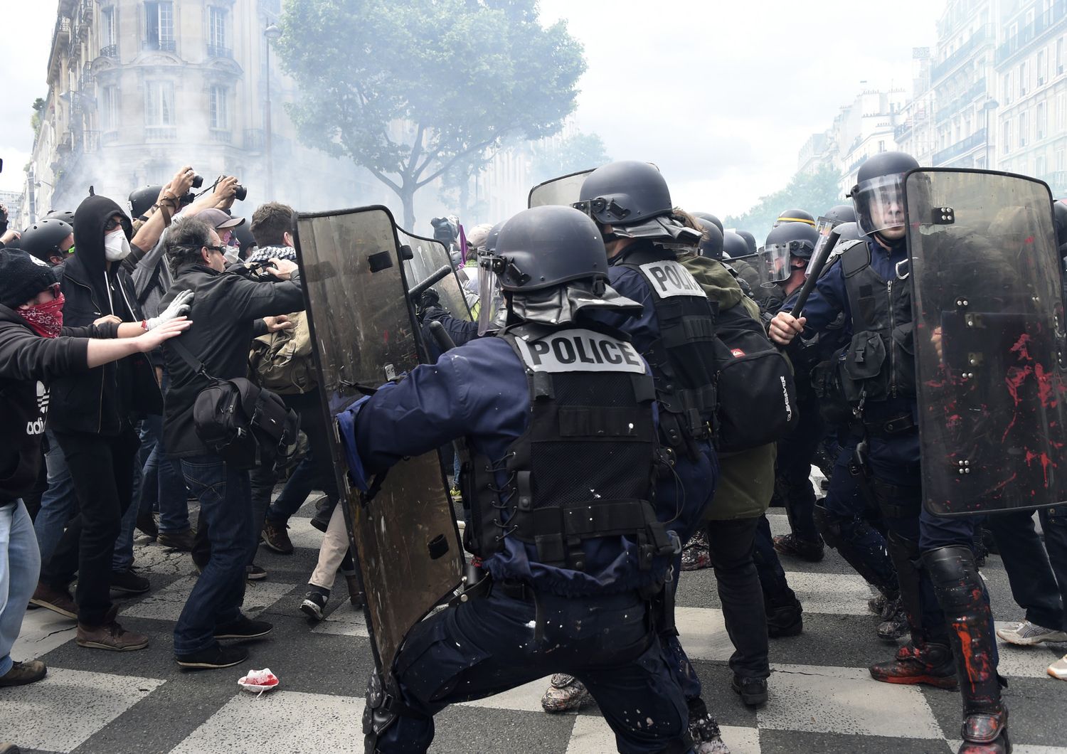 Parigi scontri polizia