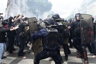 Parigi scontri polizia