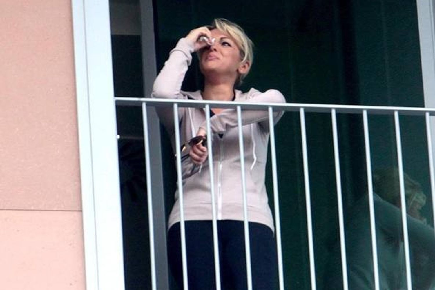 &nbsp;Berlusconi operato Pascale in lacrime (foto twitter)