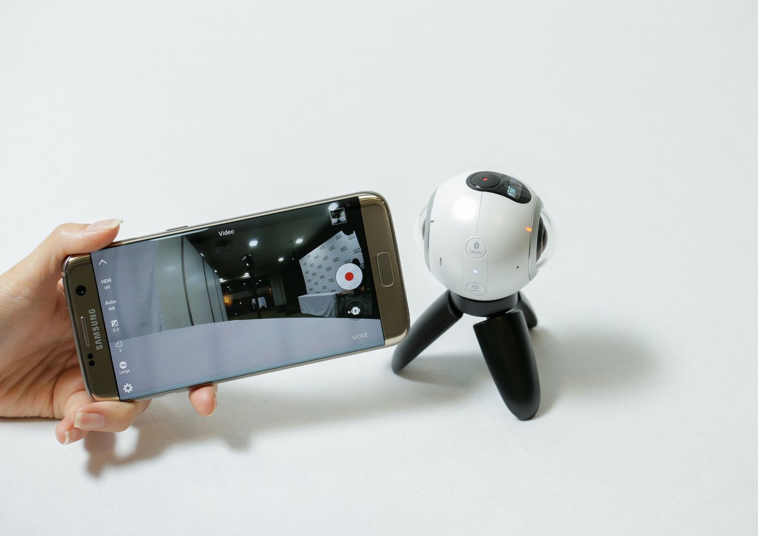 Samsung lancia Gear 360, fotocamera panoramica a 359 euro