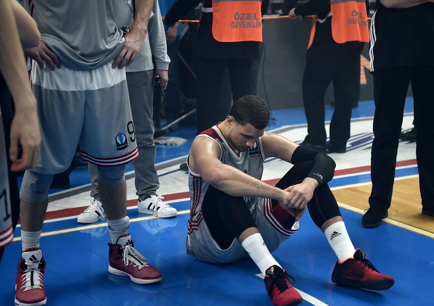 la disperazione dei i giocatori dello Strasburgo dopo aver perso la finale di Eurocup Basket con il Galatasary (Afp)&nbsp;