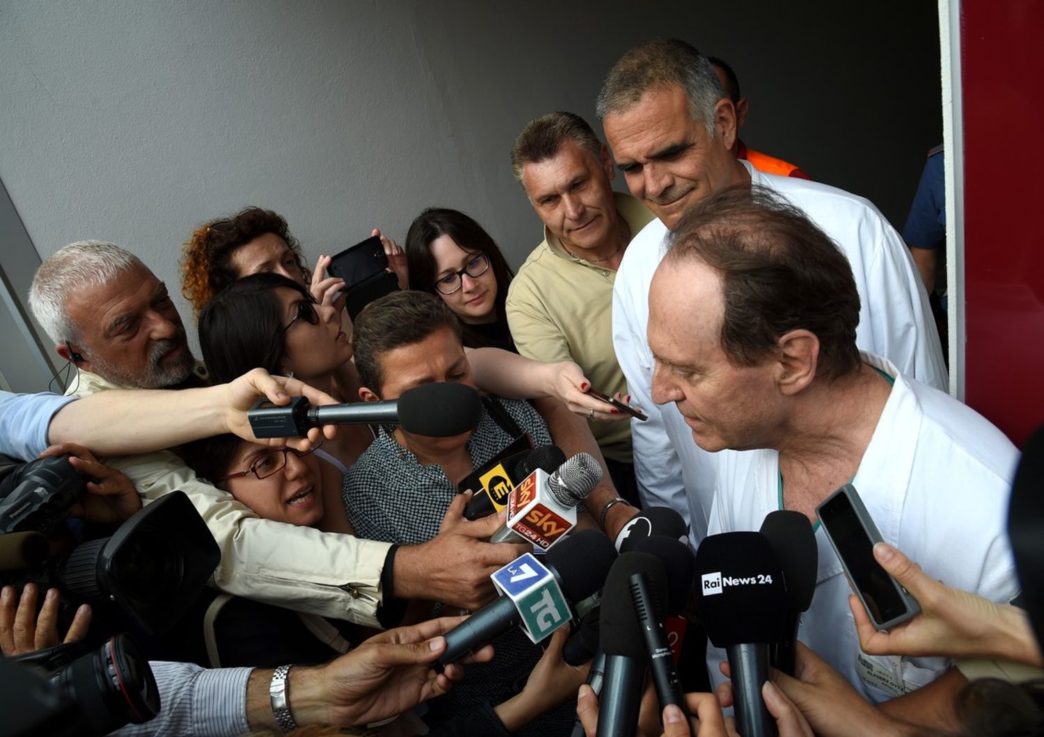 &nbsp;Berlusconi operato conferenza stampa Dottor Ottavio Alfieri e professor Alberto Zangrillo medico di Berlusconi - afp