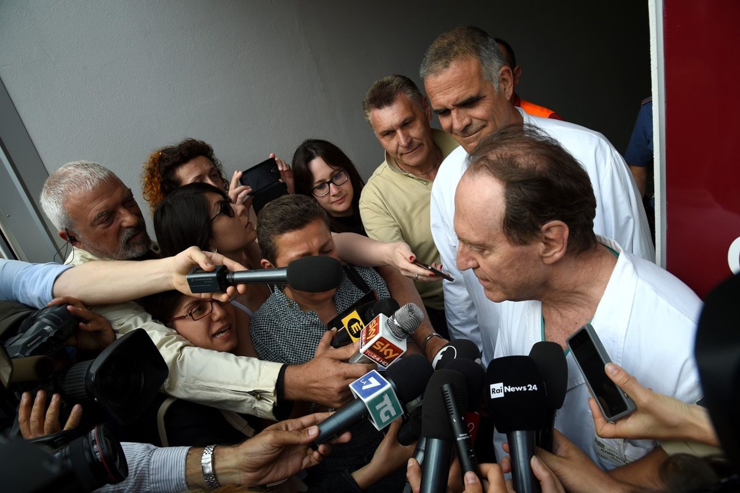 &nbsp;Berlusconi operato conferenza stampa Dottor Ottavio Alfieri e professor Alberto Zangrillo medico di Berlusconi - afp