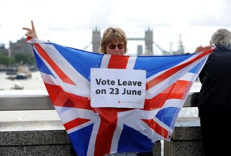 &nbsp;Brexit, una sostenitrice dell'uscita dall'euro sfila a Londra lungo il Tamigi (Afp)