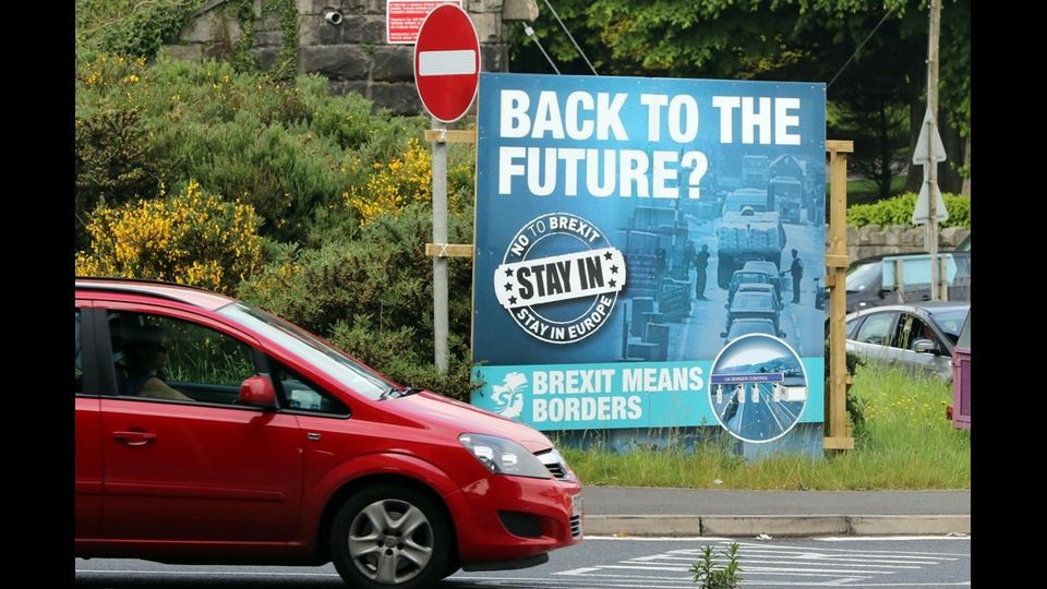 &nbsp;Brexit, 'Ritorno al futuro? No all'uscita' su un cartellone in Irlanda del Nord (Afp)