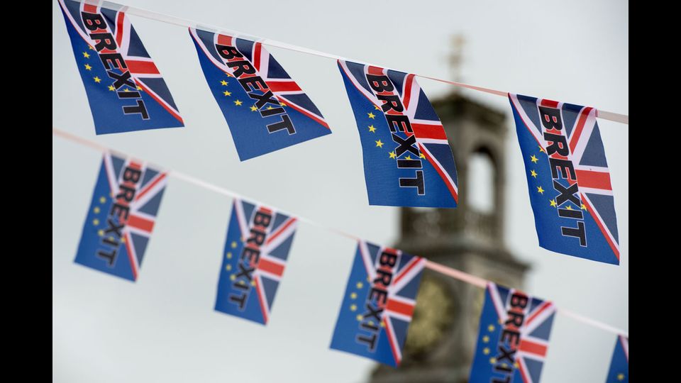 &nbsp;Brexit, bandierine a favore dell'uscita dalla Ue decorano un battello sul Tamigi (Afp)