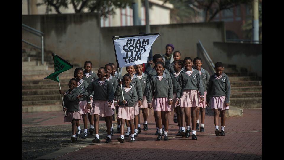 La protesta studentesca che si svolse a Soweto, un quartiere all'estrema periferia di Johannesburg, contestava il progetto di &quot;Educazione Bantu&quot; con il quale il governo di Pretoria voleva imporre l'insegnamento dell'afrikaans (la lingua dei discendenti dei colonizzatori bianchi olandesi o boeri) nelle scuole frequentate dai neri e riservare l'inglese alle scuole dei bianchi. La polizia del regime razzista represse la manifestazione con una forza senza precedenti, rimasero cos&igrave; uccisi e feriti centinaia di studenti. (Afp)