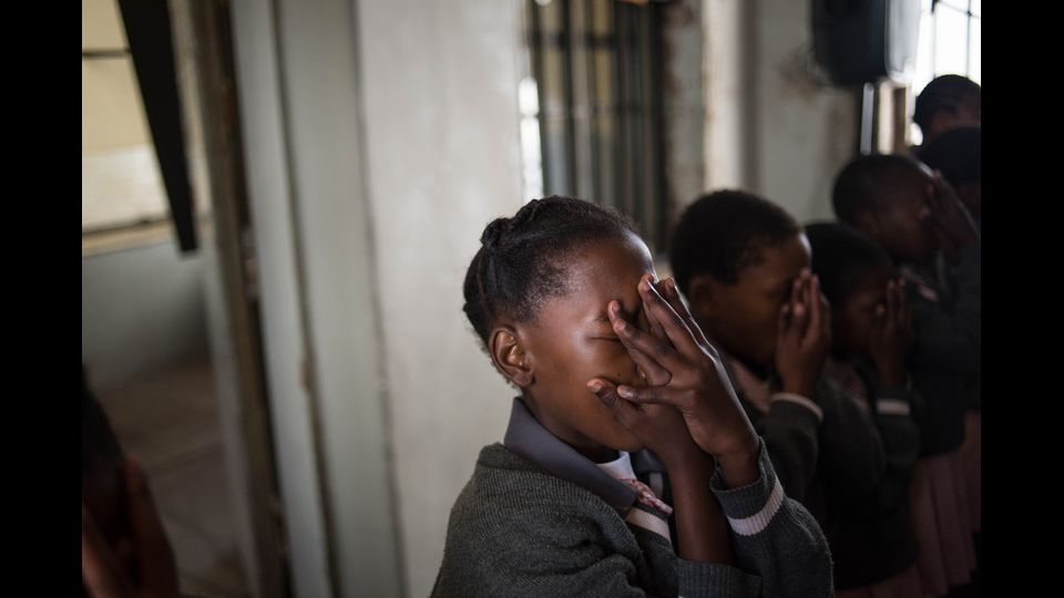 Studenti nelle scuole ricordano il massacro di Soweto (Afp)
