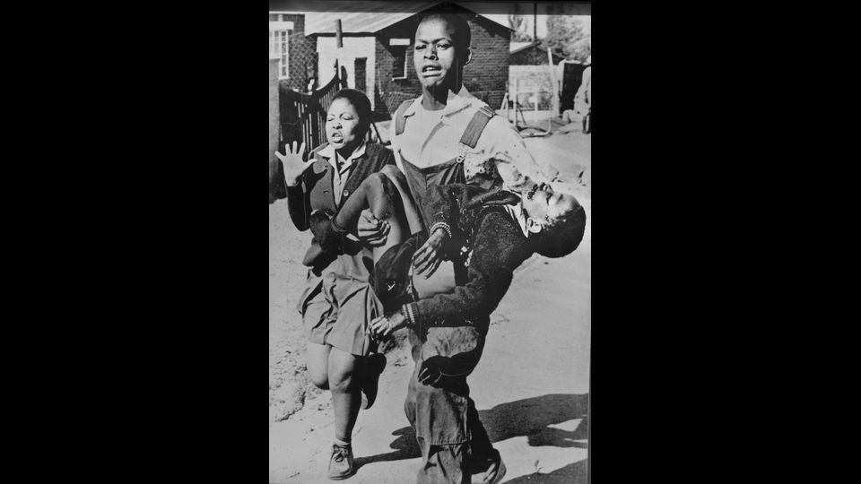 A 40 anni dal massacro di Soweto, il 16 giugno 1976, l'immagine del ragazzo che tiene tra le braccia il corpo di un bambino rimane il simbolo di quella terribile giornata in cui morirono oltre 500 studenti. La foto fece il giro del mondo e contribu&igrave; a far crescere il sostegno internazionale per il movimento anti-apharteid. (Afp)