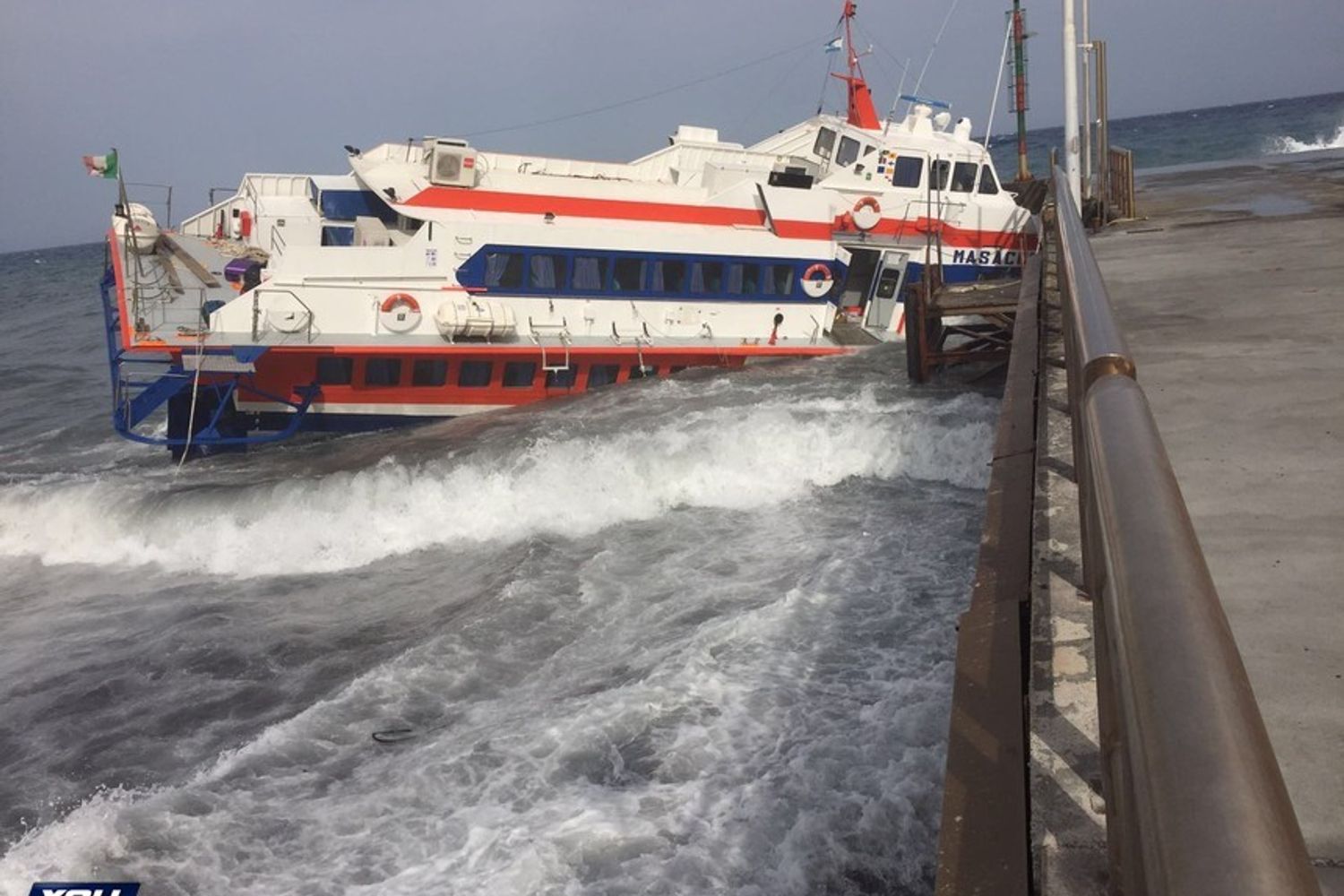 Aliscafo sul pontile a Stromboli