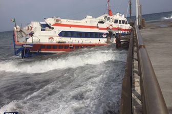 Aliscafo sul pontile a Stromboli