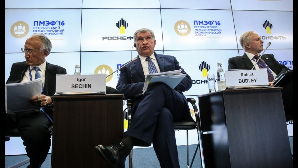 Nobuo Tanaka, ex IEA, Igor Sechin, Rosneft, e Robert Dudley, BP