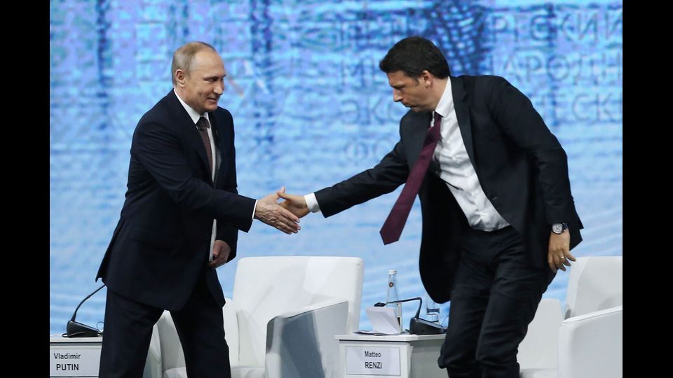 Putin accoglie Renzi alla Plenaria dello SPIEF&nbsp;