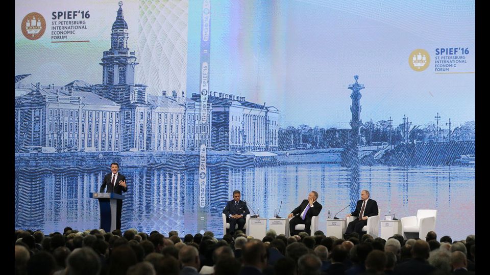 Renzi, il giornalista Fareed Zakariah, il presidente kazako Nazarbaev ed il presidente russo Putin&nbsp;