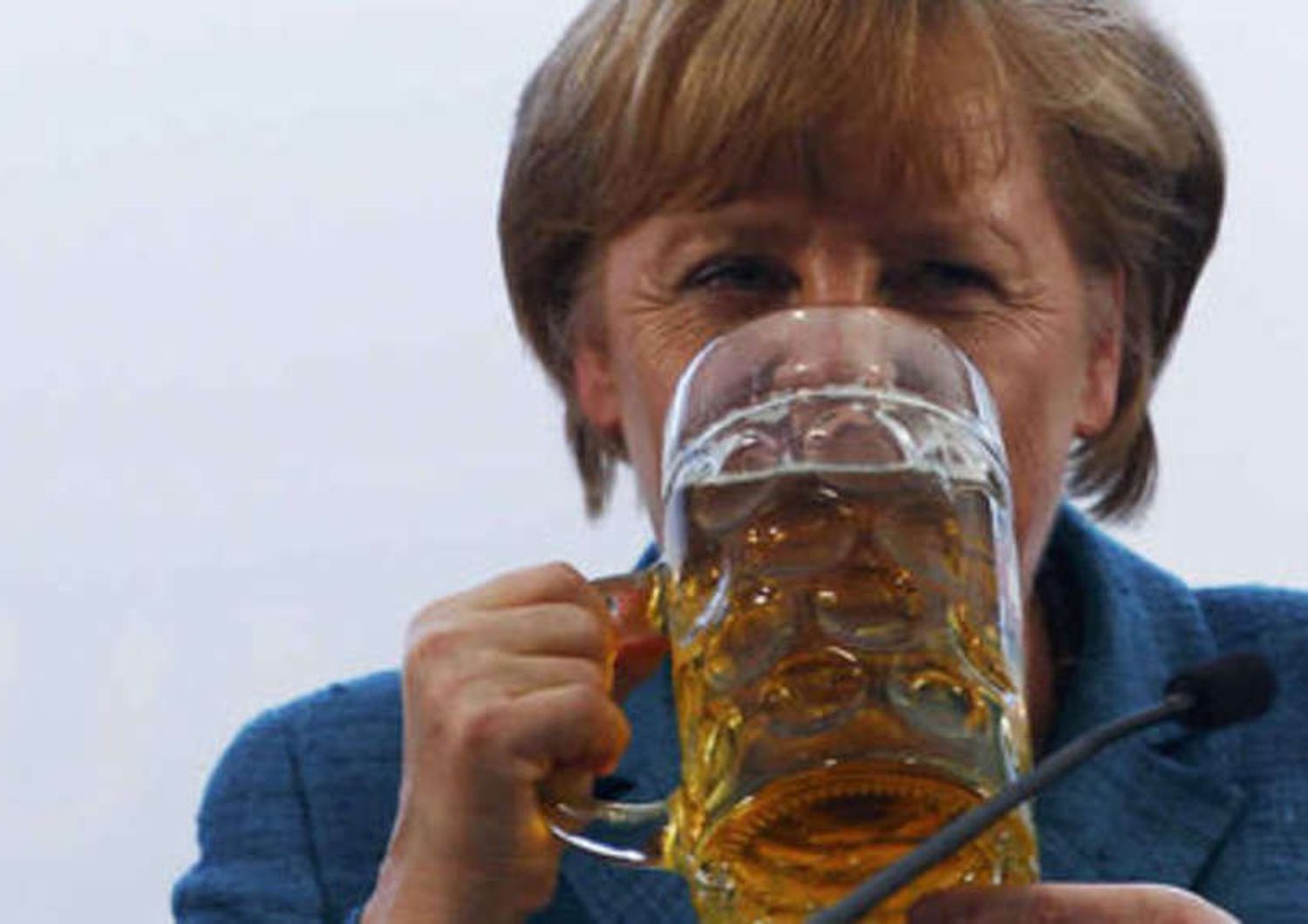 La Merkel compie 60 anni, ieri festeggiata al Consiglio Europeo - Video e Foto