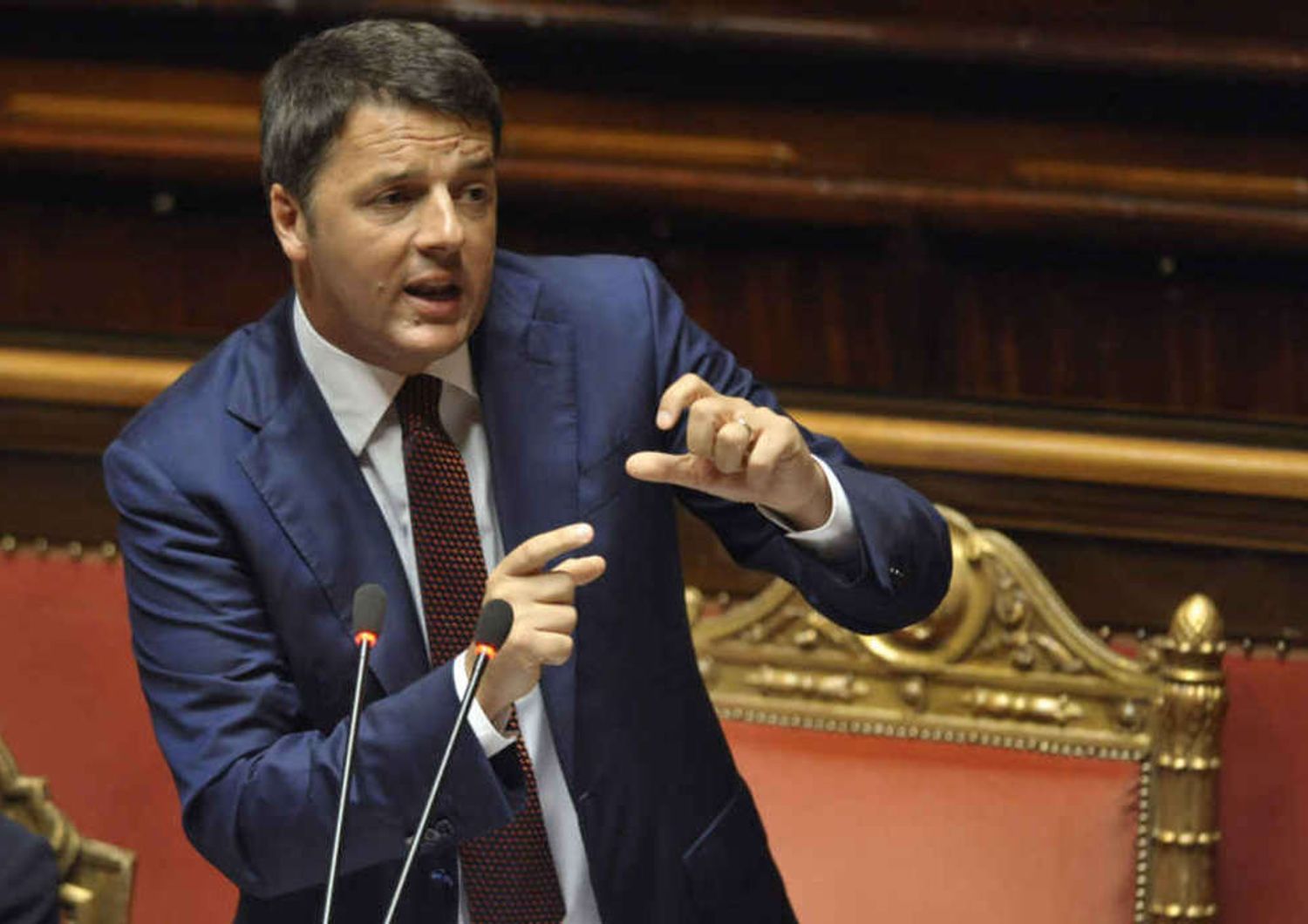 Renzi: con 80 euro salgono i consumi, "basta con litania del fallimento"