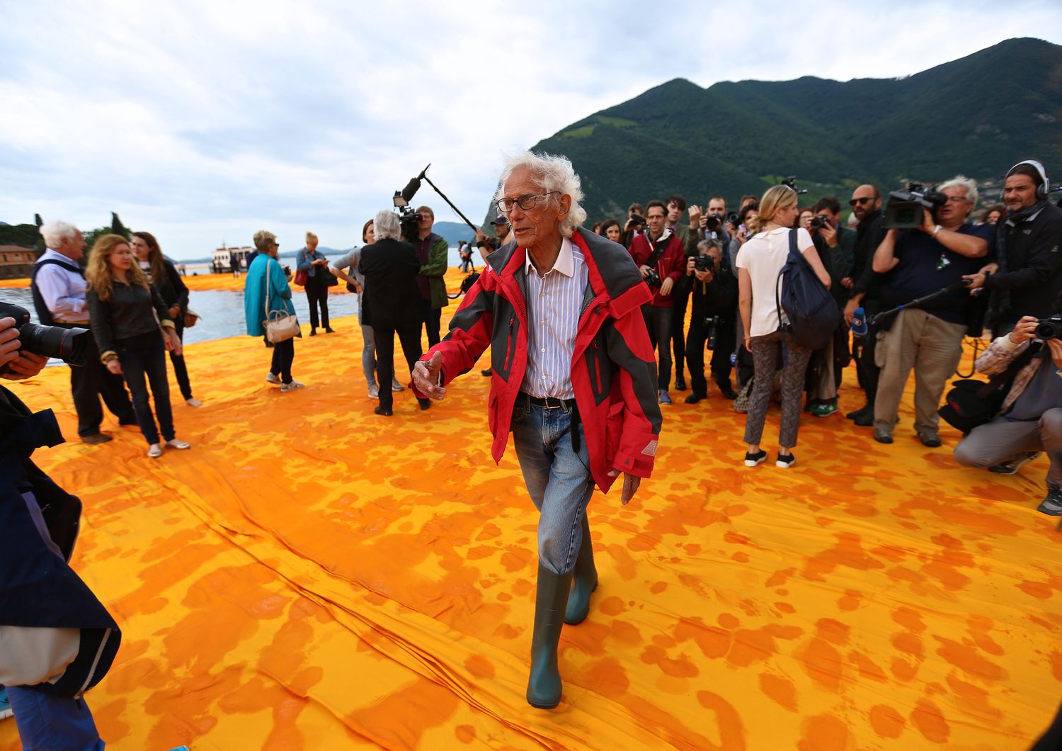 The floating piers, un ponte sospeso sul lago d'Iseo, nella foto l'ideatore del progetto Christo Vladimirov Yavachev (agf)&nbsp;