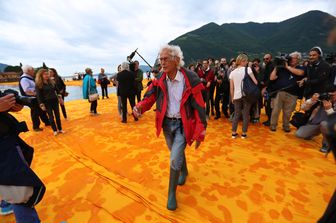 The floating piers, un ponte sospeso sul lago d'Iseo, nella foto l'ideatore del progetto Christo Vladimirov Yavachev (agf)&nbsp;