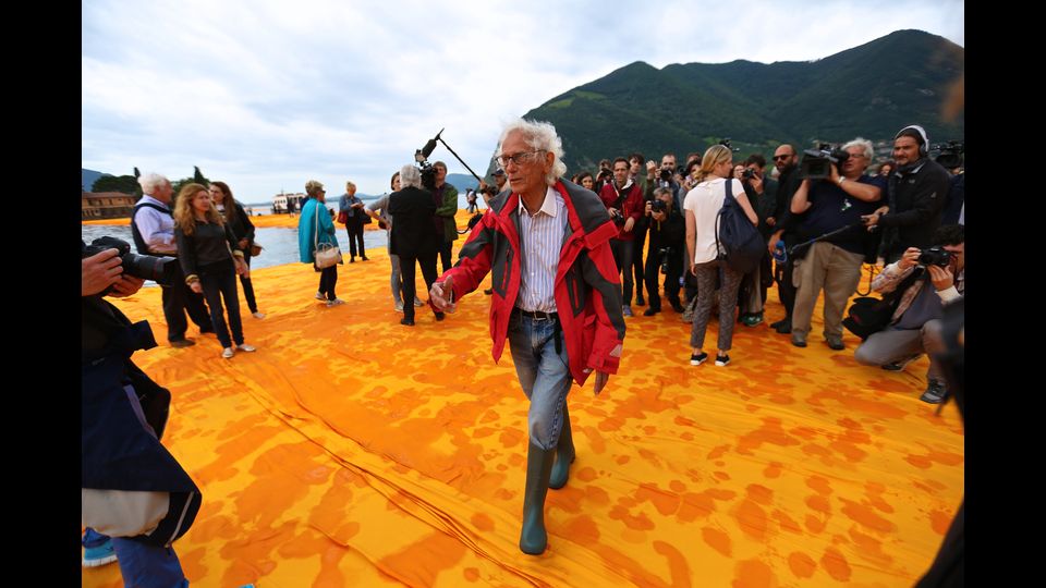 The floating piers, un ponte sospeso sul lago d'Iseo, nella foto l'ideatore del progetto Christo Vladimirov Yavachev (agf)&nbsp;