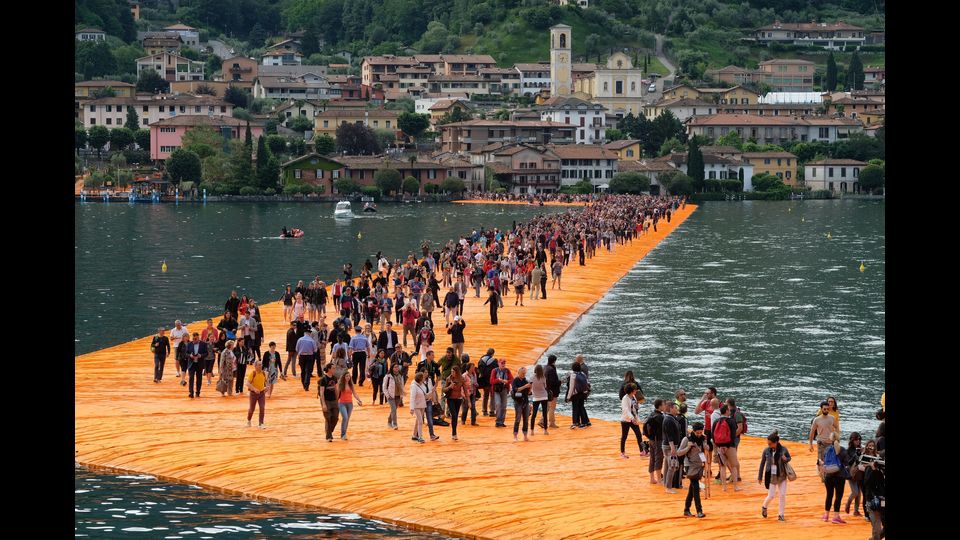 &quot;The floating piers&quot;, un ponte sospeso sul lago d'Iseo (afp)