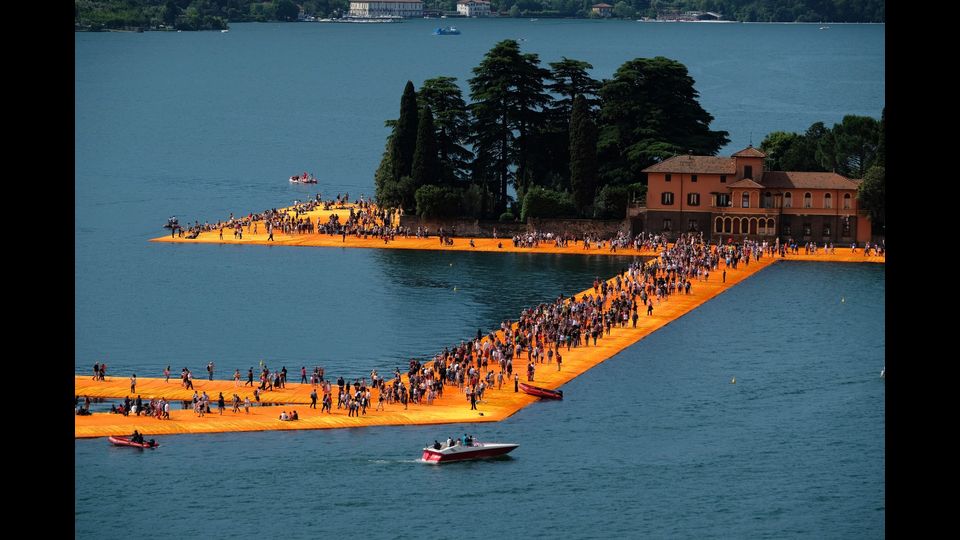 The floating piers, un ponte sospeso sul lago d'Iseo&nbsp;