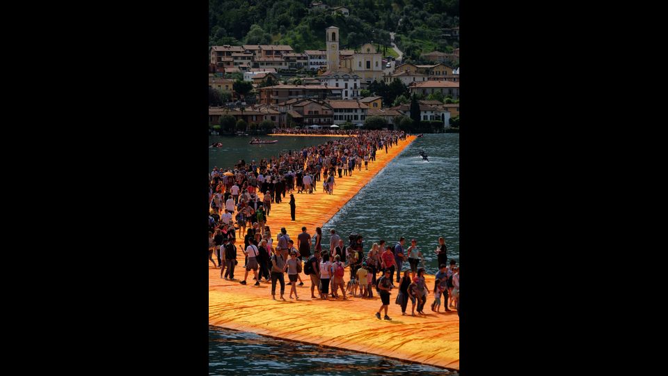 The floating piers, un ponte sospeso sul lago d'Iseo&nbsp;