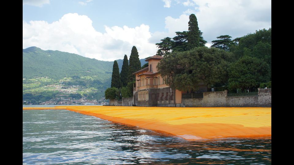 The floating piers, un ponte sospeso sul lago d'Iseo (afp)&nbsp;
