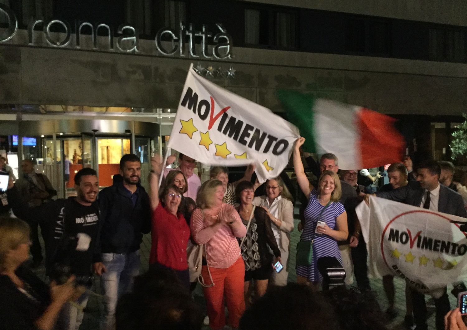&nbsp; Comunali 2016 roma ballottaggio comitato Raggi turisti USa con bandiera M5S