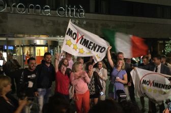 &nbsp; Comunali 2016 roma ballottaggio comitato Raggi turisti USa con bandiera M5S