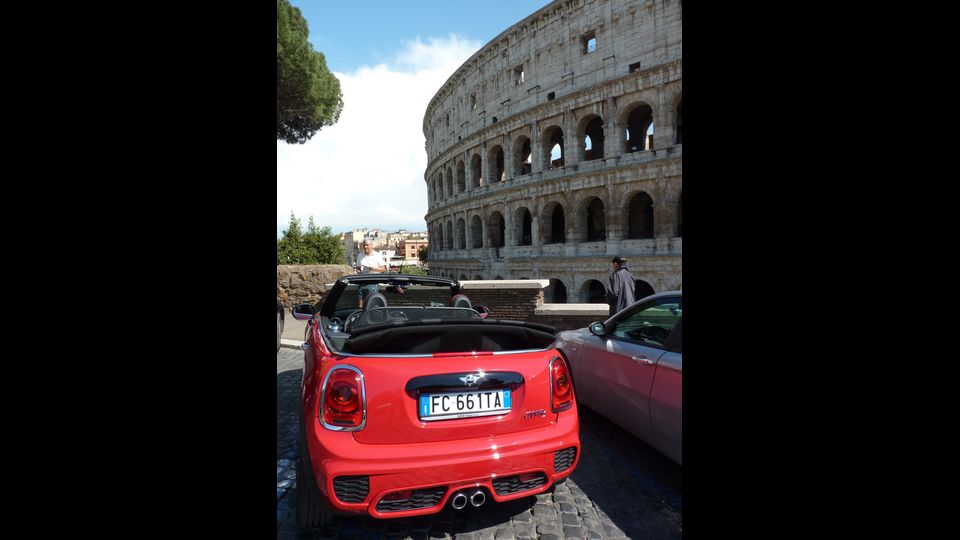 Il comando della capote &egrave; automatico, ad azionamento elettrico &nbsp;