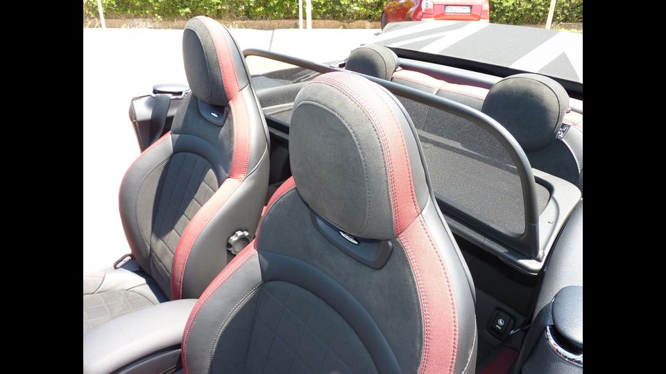 Gli interni sono studiati per ospitare fino a quattro persone, ma con il frangivento mobile installato sui sedili posteriori si trasforma in una spider&nbsp;