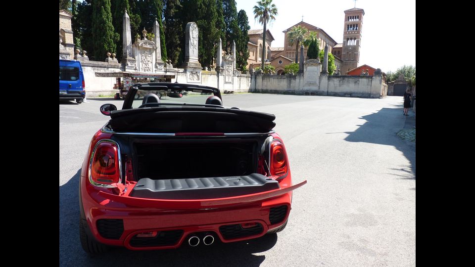 Il bagagliaio da 211 litri, il precedente era da 160&nbsp;