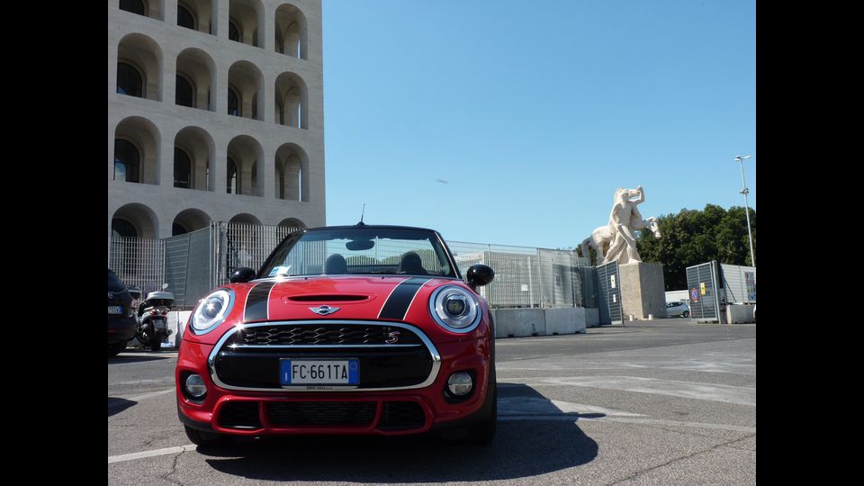 Sistema multimediale al top di gamma ConnectedDrive firmato BMW, con schermo da 8,8 pollici e immagini a colori 3D &nbsp;