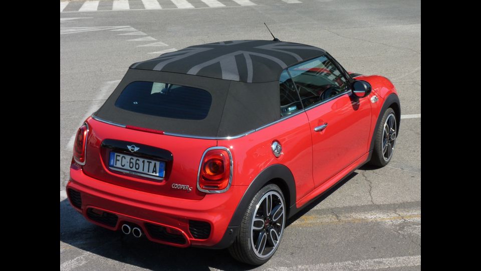 La capote si apre in 18 secondi fino a una velocit&agrave; di 30 km h pu&ograve; essere per la prima volta personalizzata con una Union Jack grigia&nbsp;