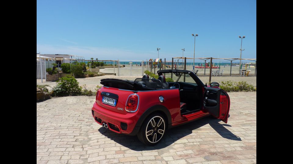 Mini Cooper S Cabrio auto che chiede di evitare l'autostrada&nbsp;