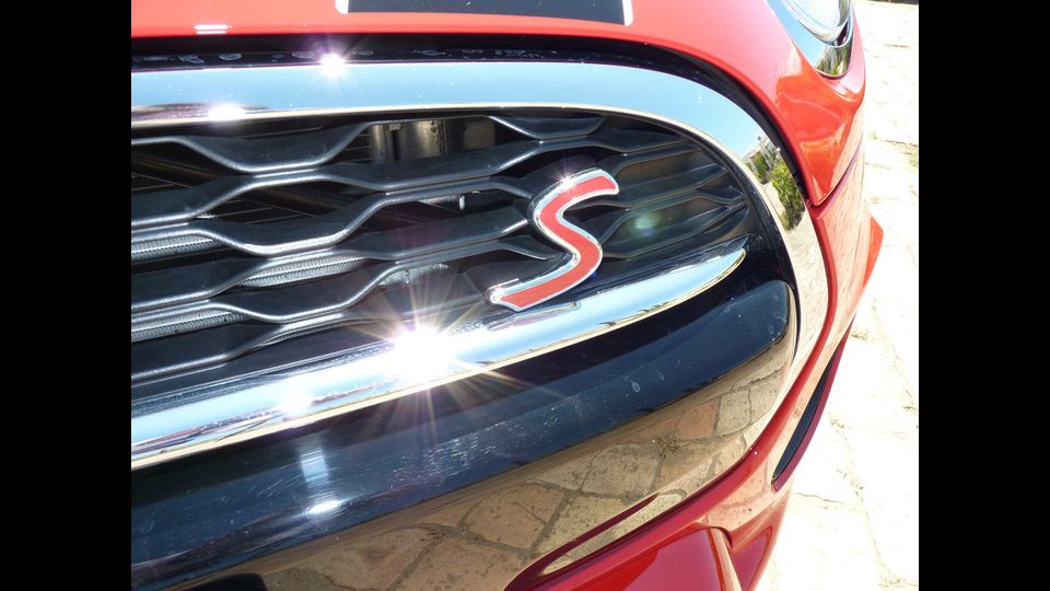 Il dettaglopo del frontale della Mini Cooper S Cabrio&nbsp;