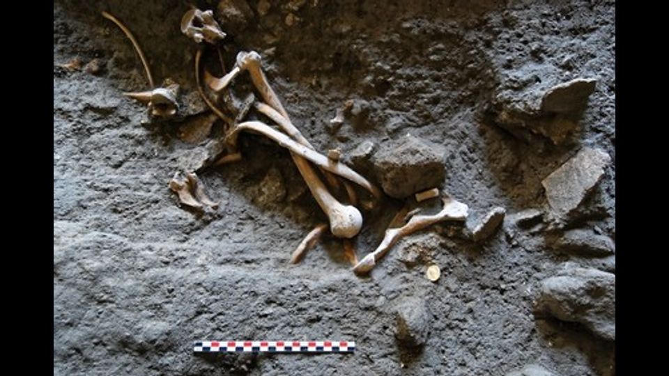 All'interno, lo scheletro di un adulto riverso sul dorso, il corredo ai lati di braccia e piedi, probabilmente un individuo di sesso maschile.