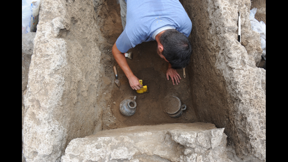 A un anno dalla scoperta nella necropoli di Porta Ercolano di un tomba di eta' sannitica, i cantieri di scavo nell'area riservano nuove sorprese.