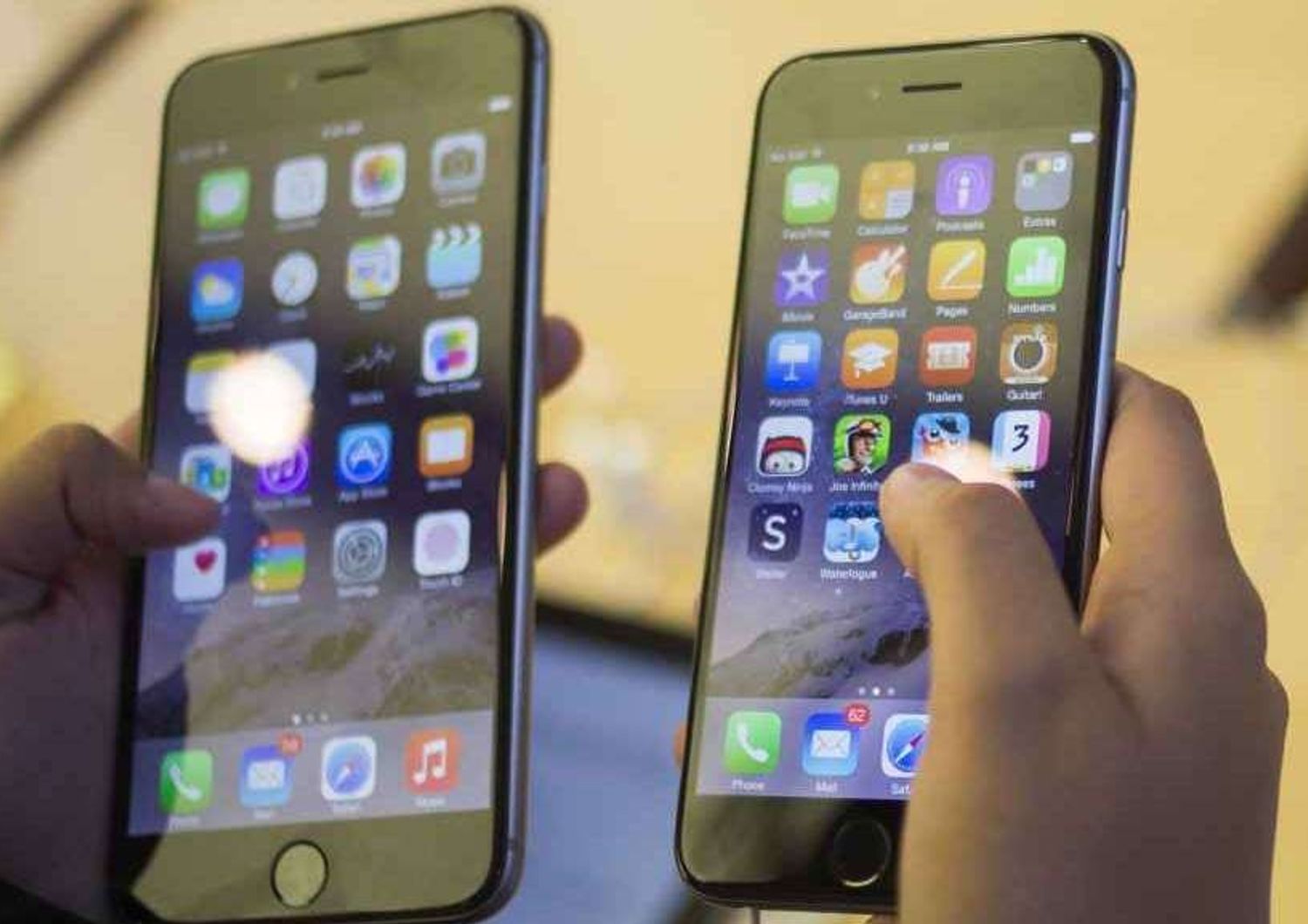 Addio al 'mito' Apple: ritirato iOs 8.0 e problemi per iPhone 6 Plus, si piega troppo facilmente - Video