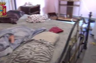 polizia maltrattamenti su bambini caos&nbsp;