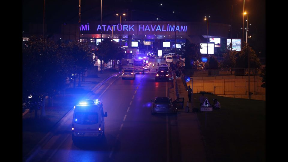 Attacco all'aeroporto Ataturk di Istanbul, 10 morti