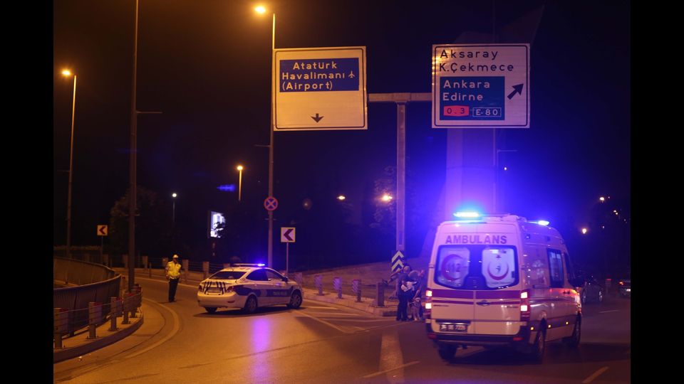 Attacco all'aeroporto Ataturk di Istanbul, 10 morti