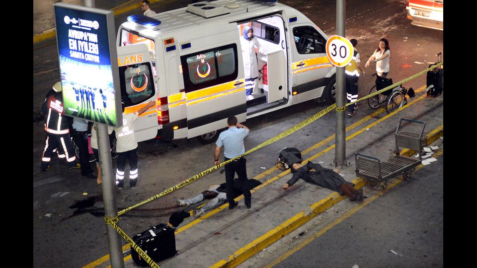 Attacco all'aeroporto Ataturk di Istanbul, 10 morti &nbsp;