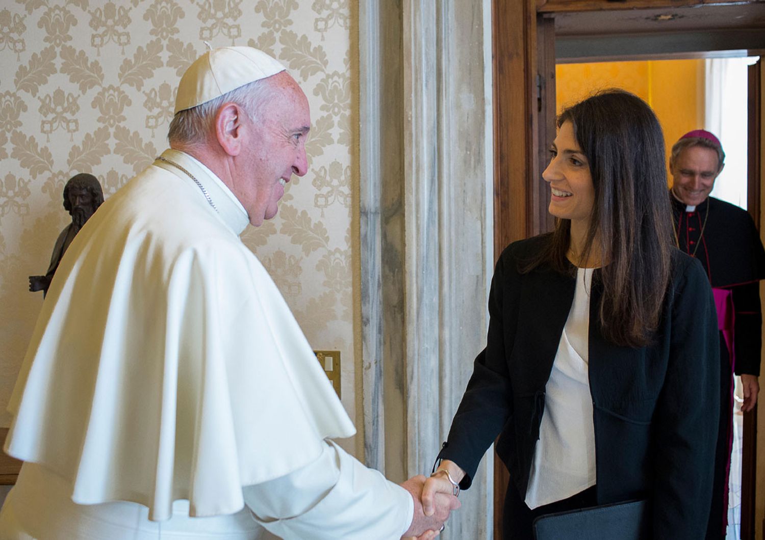 Papa Francesco incontra Virginia Raggi (Afp)&nbsp;