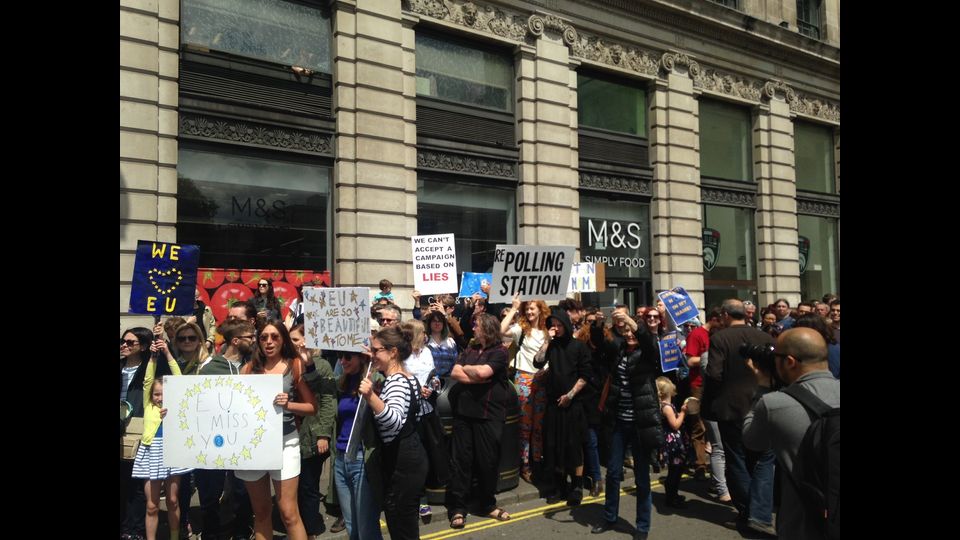 Partita a mezzogiorno ora locale (le 13 in Italia), la marcia andra' da Hyde Park fino al parlamento di Westminster, dove diverse personalita' del mondo della politica, dei sindacati e della cultura terranno i loro discorsi&nbsp;